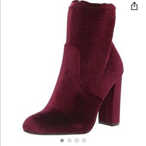 Steve Madden edit bootie in burgundy velvet size 8